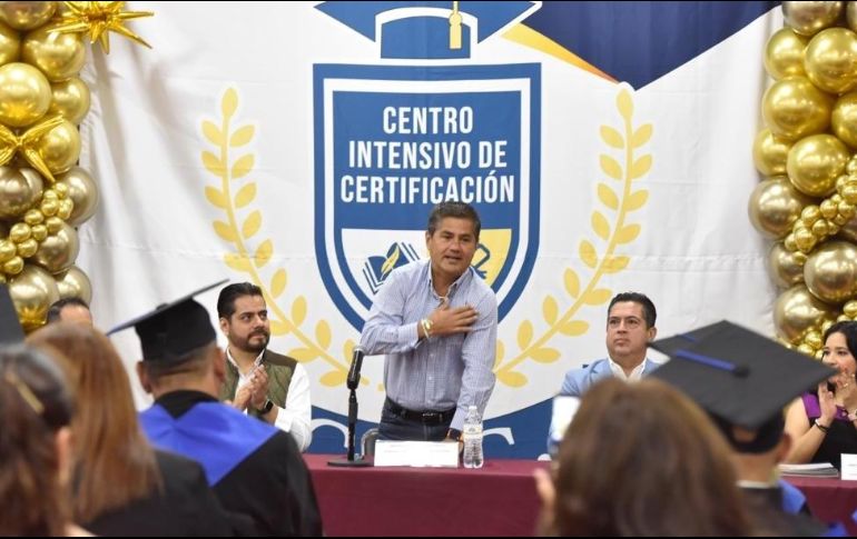 José Tomás Figueroa Padilla entregó el reconocimiento y felicitó a los trabajadores que concluyeron sus estudios de preparatoria en la modalidad abierta. ESPECIAL