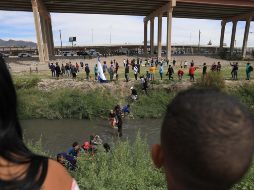 La mujer logró acercarse hasta la malla donde dialogó con los elementos de la guardia nacional de Texas que vigilan la frontera, y después de un largo tiempo logró cruzar a los Estados Unidos para recibir atención médica. Sun/ Archivo.