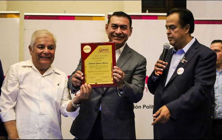 Salvador Cosío (d), presidente de Confío en México, comentó que ven positivo el desarrollo que ha tenido Tlajomulco. EL INFORMADOR / A. Navarro