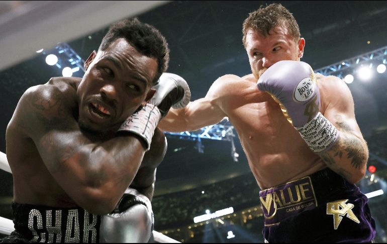 Charlo, que tuvo que subir de las 154 libras a las 168, se vio lento, con pocos recursos para darle pelea al mexicano y con practicante nulas opciones de poder ganar la contienda. EFE / E. Laurent