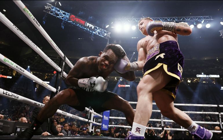 Canelo retuvo sus cinturones de peso supermediano al vencer por decisión al retador Jermell Charlo. EFE/E. Laurent