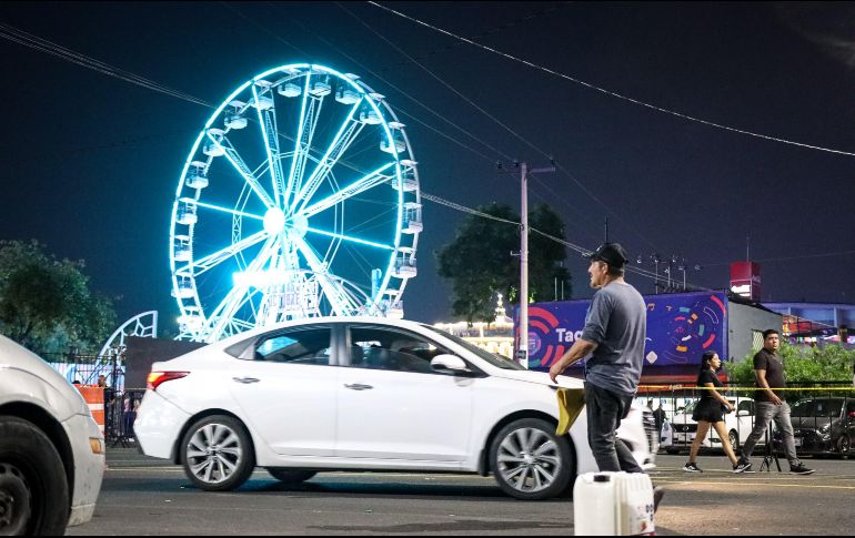 El costo por estacionarse en alguna  casa con cochera, local o en zonas de jardines, incluso en la calle, va de los 200 a los 50 pesos. EL INFORMADOR/ H. Figueroa.