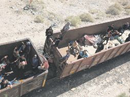 Migrantes viajan sobre el tren conocido como “La Bestia”, en Ciudad Juárez, Chihuahua. EFE
