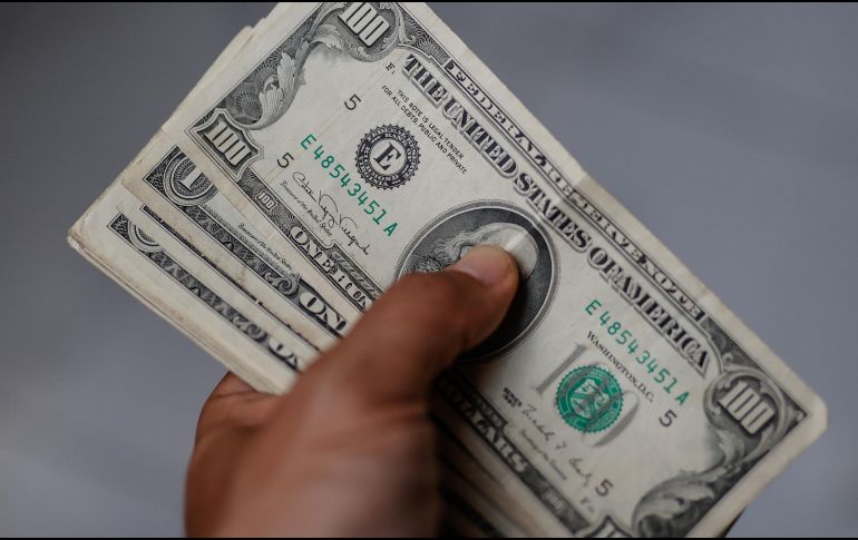 El dólar inició la jornada de hoy lunes por arriba de la barrera de los 17 pesos. EFE / ARCHIVO