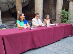 La regidora de Morena, Mariana Fernández (i), explica que el único requisito será que la vocación del colectivo sea la búsqueda de personas desaparecidas. EL INFORMADOR / J. Velazco