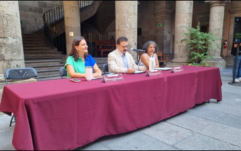 La regidora de Morena, Mariana Fernández (i), explica que el único requisito será que la vocación del colectivo sea la búsqueda de personas desaparecidas. EL INFORMADOR / J. Velazco