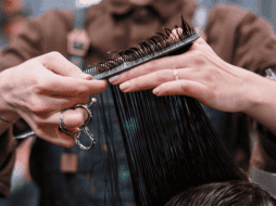 Para garantizar un crecimiento sano y fuerte, puedes cortarte el cabello siguiendo las fases de la luna. Unsplash.