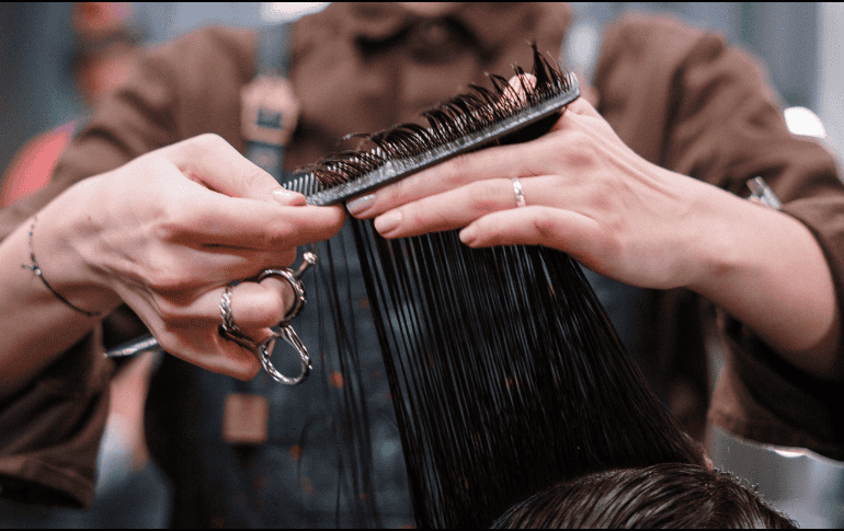 Para garantizar un crecimiento sano y fuerte, puedes cortarte el cabello siguiendo las fases de la luna. Unsplash.