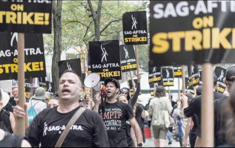 Los actores esperan regularizar su situación laboral con las productoras. AFP