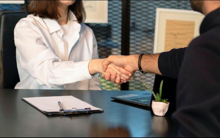 Firmar la renuncia en el momento de la contratación se ha vuelto una práctica muy común, pero es ilegal. ESPECIAL/ Foto de Mina Rad en Unsplash