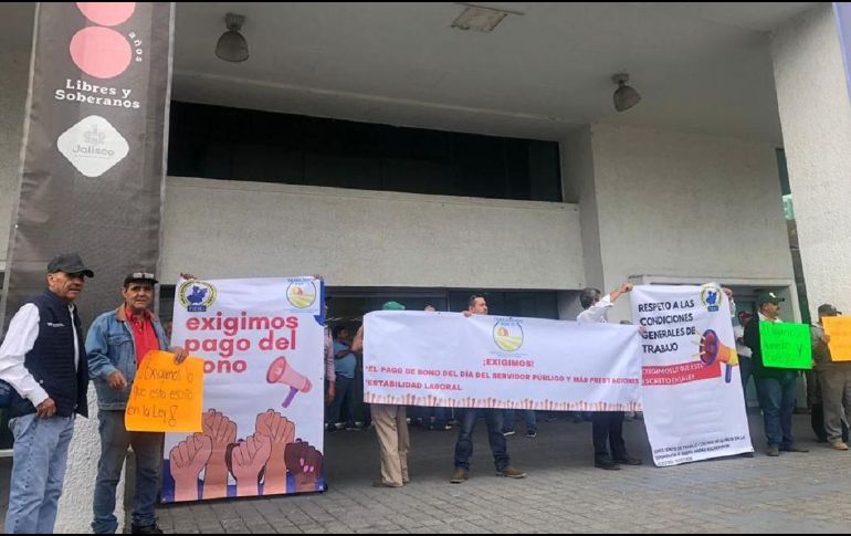 Al menos 100 empleados de la Sader, se manifiestan sobre la Avenida Hidalgo a su cruce con Chapultepec. EL INFORMADOR / J. VELAZCO