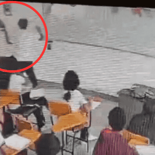 Alumno ataca a su maestra de español con arma blanca en plena clase