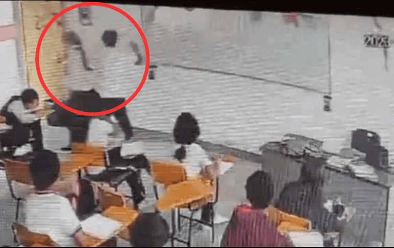 El momento quedó capturado en la cámara de seguridad que se encuentra dentro del salón de clases. ESPECIAL/Twitter @Adela_Micha