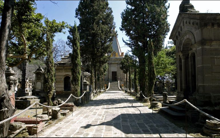 Se acerca noviembre, el mes en el que se celebra a los muertos, y es tradición de los mexicanos acudir a los panteones para estar cerca de los seres queridos que ya no están con nosotros. EL INFORMADOR / ARCHIVO