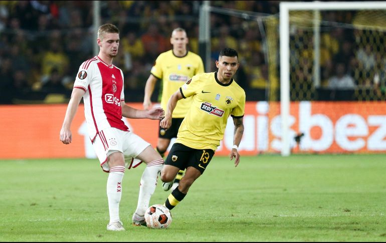 Pineda jugó 67 minutos del encuentro, mientras que Pizarro vivió otro juego más desde la banca y en lo que va de la Europa League no ha tenido actividad con el cuadro de Almeyda. EFE / G. Panagopoulou