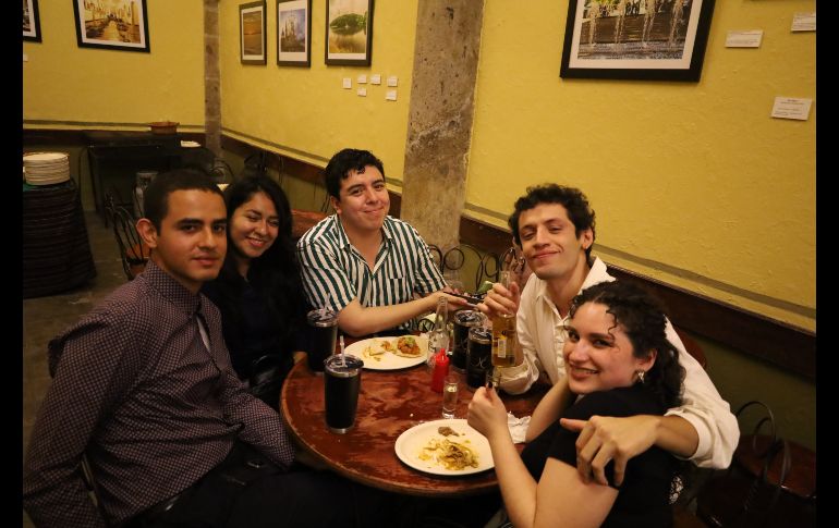 El convivio fue ameno, ya que todas las personas que integran EL INFORMADOR se hicieron presentes para celebrar un nuevo aniversario del diario que ha documentado múltiples hechos de trascendencia de Jalisco. EL INFOMADOR / A. Navarro