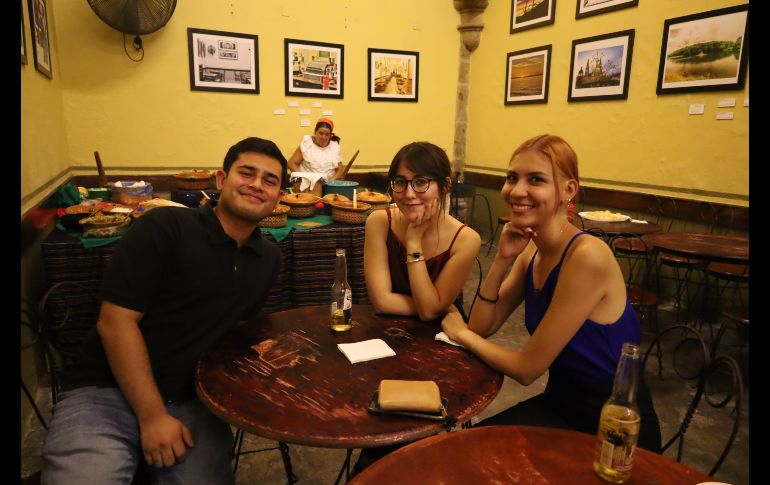 El convivio fue ameno, ya que todas las personas que integran EL INFORMADOR se hicieron presentes para celebrar un nuevo aniversario del diario que ha documentado múltiples hechos de trascendencia de Jalisco. EL INFOMADOR / A. Navarro