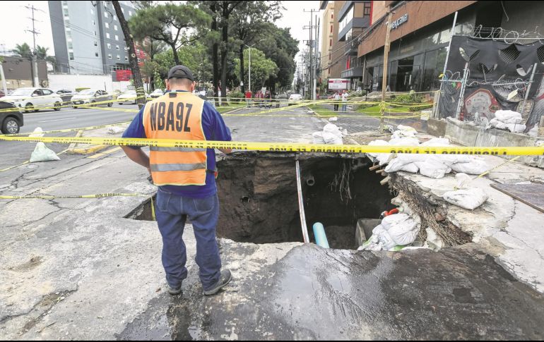Las quejas de los ciudadanos por los socavones que se abren recurrentemente  en diferentes puntos de la ciudad son una constante este año. En la imagen uno aparecido el 20 de agosto. EL INFORMADOR/H. Figueroa