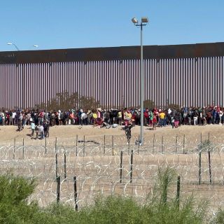 Migrantes pagan miles de dólares por "amparos" para llegar a la frontera con EU