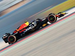 A Checo Pérez le fue borrada la vuelta por superar los límites de pista este viernes en Qatar. EFE / A. Haider