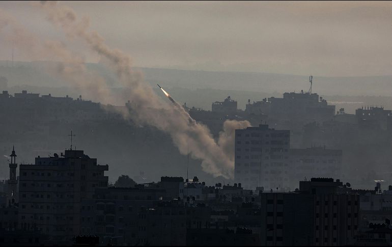 El lanzamiento de proyectiles se produce en un momento de intensos combates en Cisjordania, donde casi 200 palestinos han perdido la vida en incursiones israelíes en lo que va de año. EFE/M. Saber