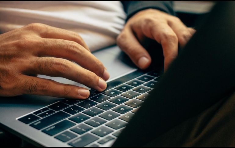 Si tienes una computadora Windows 10 u 11 y necesitas tomar una captura de pantalla por cualquiera que sea la razón, existen diversos trucos para que logres hacerlo. ESPECIAL / Foto de charlesdeluvio en Unsplash