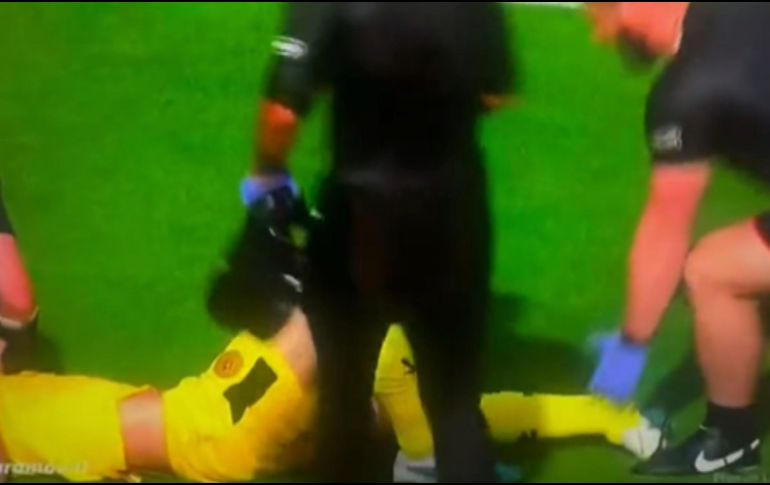 Por la acción ocurrida al minuto 22, Chris Basham fue trasladado directamente en ambulancia hasta un hospital cercano. TWITTER