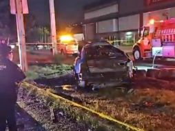 Bomberos de Tlaquepaque arribaron al punto y localizaron el vehículo incendiándose debido al derrame de gasolina, por lo que procedieron a sofocar el siniestro. ESPECIAL 