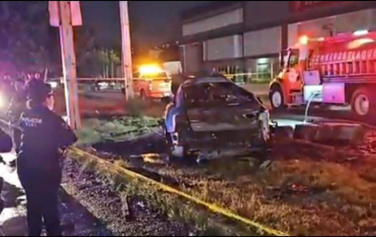 Bomberos de Tlaquepaque arribaron al punto y localizaron el vehículo incendiándose debido al derrame de gasolina, por lo que procedieron a sofocar el siniestro. ESPECIAL 