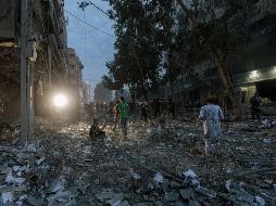 De acuerdo con fuentes palestinas en la franja, al menos cinco edificios han quedado derruidos en Gaza por bombardeos israelíes y los hospitales están en estado de emergencia ante la situación. EFE / M. Saber