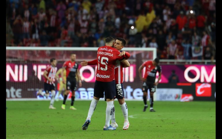 Después de una semana llena de turbulencias y controversias, Chivas celebró con euforia esta importante victoria en el Clásico Tapatío. EL INFORMADOR / H. Figueroa