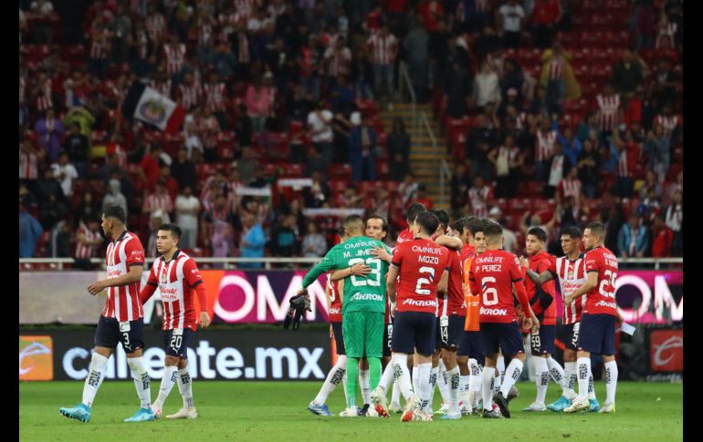 Después de una semana llena de turbulencias y controversias, Chivas celebró con euforia esta importante victoria en el Clásico Tapatío. EL INFORMADOR / H. Figueroa