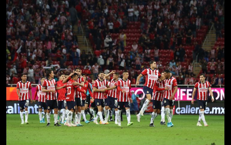 Después de una semana llena de turbulencias y controversias, Chivas celebró con euforia esta importante victoria en el Clásico Tapatío. EL INFORMADOR / H. Figueroa