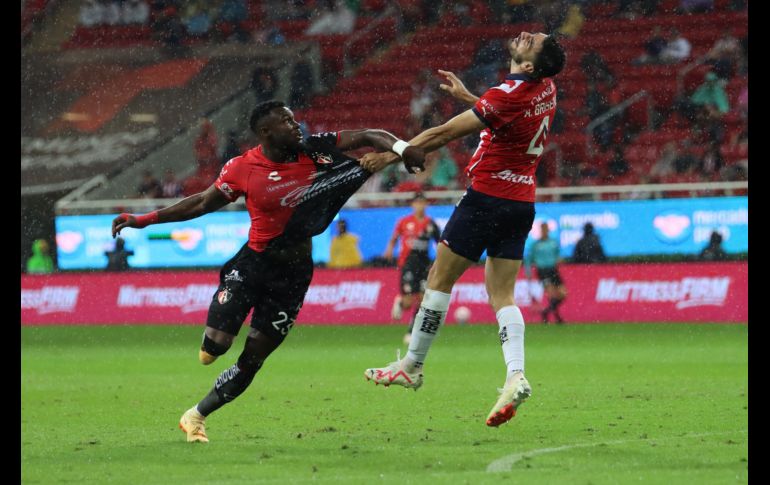 Después de una semana llena de turbulencias y controversias, Chivas celebró con euforia esta importante victoria en el Clásico Tapatío. EL INFORMADOR / H. Figueroa