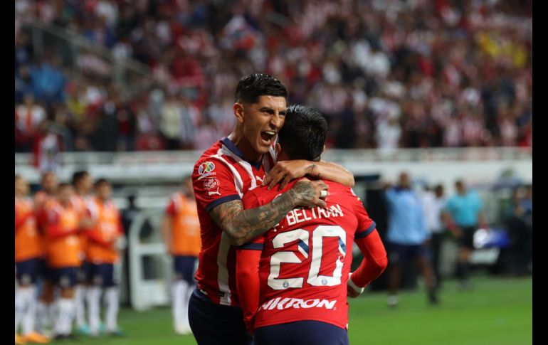 Después de una semana llena de turbulencias y controversias, Chivas celebró con euforia esta importante victoria en el Clásico Tapatío. EL INFORMADOR / H. Figueroa