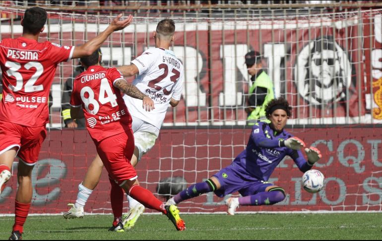 De no ser por algunas intervenciones del guardameta mexicano, el marcador pudo haber sido más escandaloso. R. BREGANI / EFE