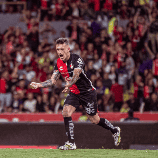 “Huevo” Lozano sufrió fractura de rodilla