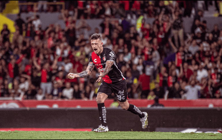 El mediocampista ofensivo de los rojinegros del Atlas, Brian “Huevo” Lozano recibió una mala noticia junto con la Fiel. ESPECIAL/ Atlas FC.