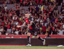 El mediocampista ofensivo de los rojinegros del Atlas, Brian “Huevo” Lozano recibió una mala noticia junto con la Fiel. ESPECIAL/ Atlas FC.