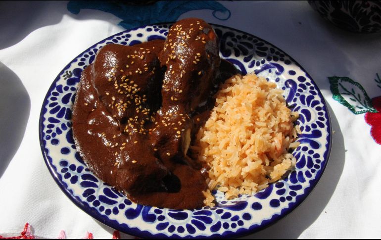 Uno de los platillos favoritos de las personas es el mole, el cual no es difícil de preparar pues existen algunos moles ya preparados. EFE / ARCHIVO