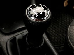 Muchas veces se encuentra en el dilema sobre si es mejor comprar un auto con transmisión automática o manual. Pexels