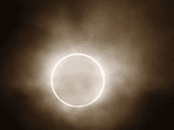 No te pierdas el eclipse solar de este sábado y arma tus propios lentes caseros, te enseñamos cómo. AP.