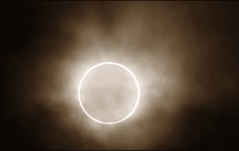 No te pierdas el eclipse solar de este sábado y arma tus propios lentes caseros, te enseñamos cómo. AP.