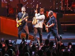 El cantante reunió a siete mil asistentes en el recinto tapatío. EL INFORMADOR/ H. Figueroa