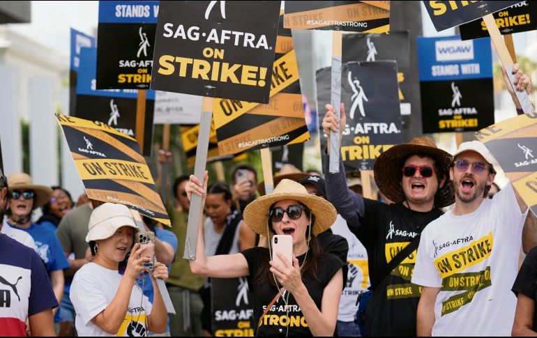 El sindicato de guionistas continuará apoyando al de actores, pesa a ya haber levantado su huelga. AP