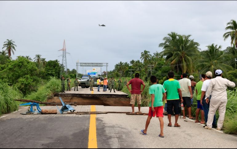 El fortalecimiento del huracán “Lidia” provocó el aumento de lluvias en algunos Estados del país, como Guerrero, en donde hubo daños en infraestructura carretera. EFE/D. Guzmán