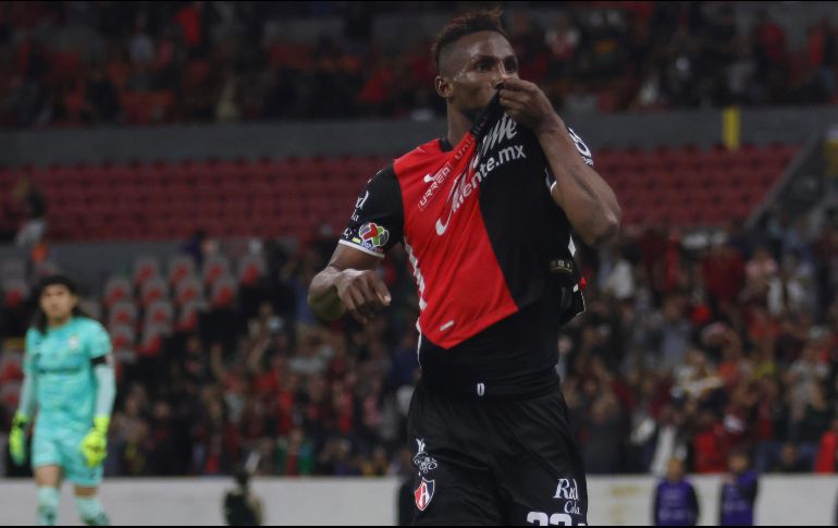 Su partida al América dolió a los seguidores del Atlas, sin embargo el amor por México nació, creció y se desarrolló en el futbol tapatío, jugando para la Academia. IMAGO7