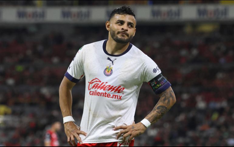 El delantero 10 del Rebaño ha sido criticado fuertemente por gran parte de la afición rojiblanca, pues consideran que Vega viene bajando su nivel futbolístico y que en los partidos importantes no ha aparecido. IMAGO7