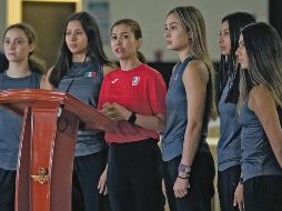 La tapatía Blajaith Aguilar ofreció declaraciones a su llegada junto con el equipo de gimnasia. EFE