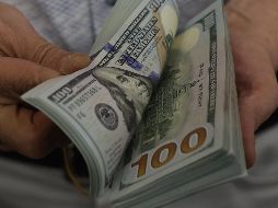 El dólar inició la jornada de hoy jueves cerca de los 18 pesos al mayoreo. AFP / ARCHIVO